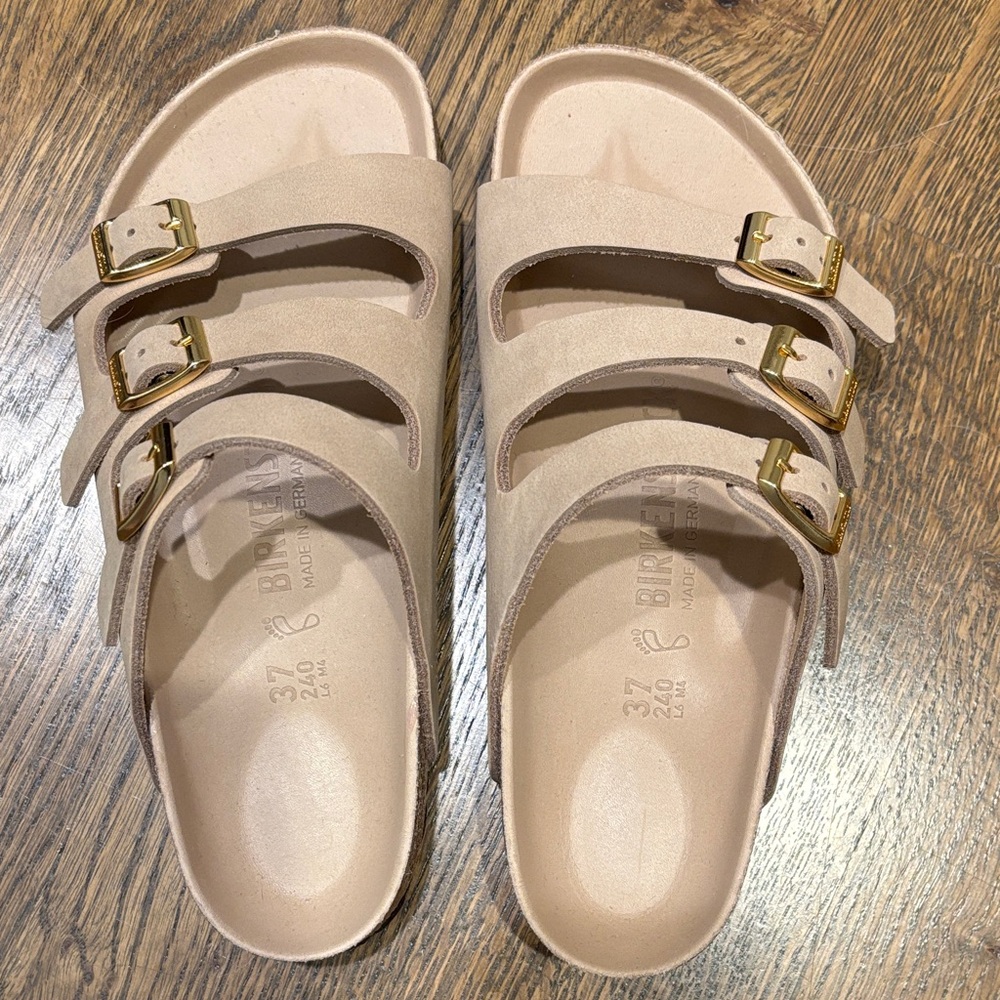 Birkenstock Women's Beige Sandals with Gold Buckles *new never worn